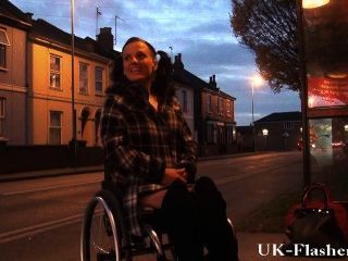 Leah Laune Blinkt Muschi In Der Öffentlichkeit Von Ihrem Rollstuhl Mit Behinderten