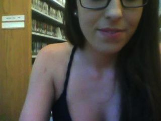 Mädchen Mit Brille In Bibliothek