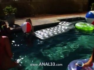 Große Gruppe Anal Spaß Durch Den Swimmingpool