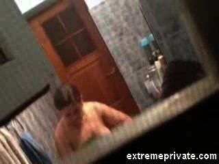 Meine Nackte Mama Auf Spy-cam Im Badezimmer Gefangen Nackt