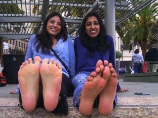 Arabische Und Indische Mädchen Zeigen Und über Ihre Stinkende Füße Sprechen