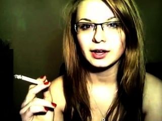 Schön Polieren Mädchen Rauchen Und Reden