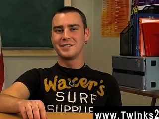 Homosexuell Porno Junge Braunhaarige Twink Justin Giles Sitzt An Einem Schreibtisch In Einem