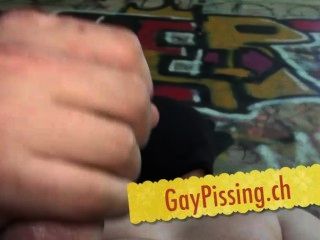 Junge Homosexuell Skater Pisst Und Spritzt In Seine Schuhe Aus