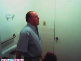 älterer Mann Blowjob Von Teenager-mädchen Auf Toilette Bekommen