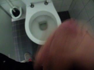 Kerl Wichsen Und Sperma In Der öffentlichen Toilette