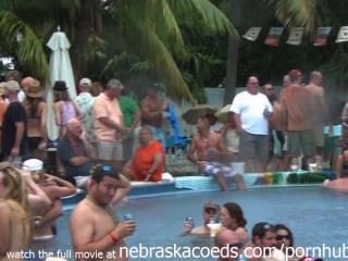Dieses Tropische Resort-pool-party Ist Gerade Warm