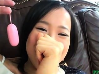 Asian Young Ihre Haarige Muschi Mit Vibrator Immer Auf Der Couch Stimuliert
