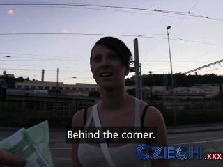 Tschechisch Hottie Saugt Und Fickt Von Hinten In Den öffentlichen