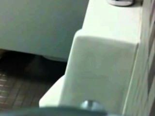 Spycam In Einem öffentlichen College Waschraum, Pissen Und Rucken