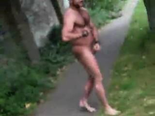 Muskel Mann Zu Fuß In Den Park Nackt