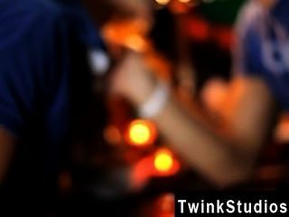 Twinks Xxx Jason Credo Sitzt Mit Seinem Super-ultra-niedliche Twink Unten