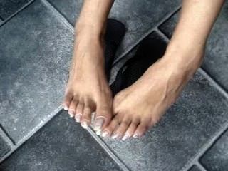 Lange Fußnägel In Flip-flops