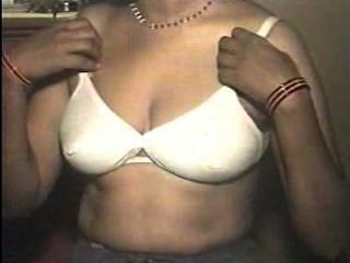 Tamilisch Hausfrau Zeigt Ihre Schönen Brüste