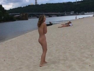 Nackt Jugendlich Freundinnen An Einem öffentlichen Strand Spielen, Um