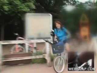 Cute Teen Asian Babes Reiten Fahrräder Bekommen Pussy Ganz Nass