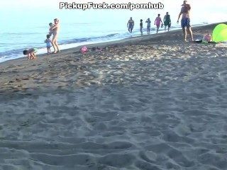 2 Männer Pick-up-mädchen Am Strand Und Ficken Sie