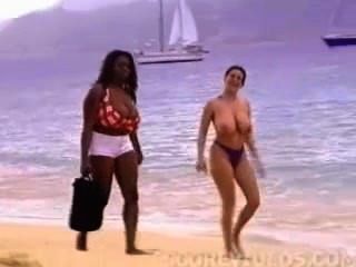 Riesigen Titten Am Topless Strand
