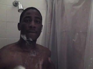 African-american In Der Dusche