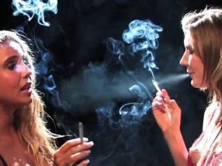 Holly Und Freund Rauchen